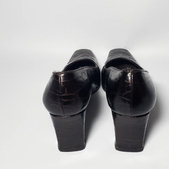 STUART WEITZMAN size 6 crocodile embossed patent leather pumps - Picture 6 of 7